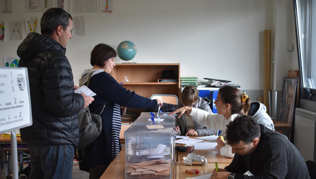 Bihar hautatuko dira datozen lau urteetarako udal eta foru ordezkariak