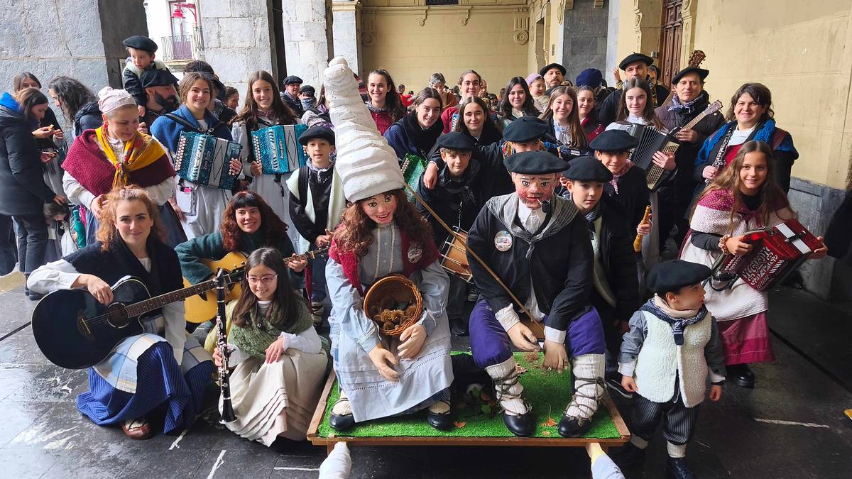 Kalejira herrikoiak alaitu zuen Hernaniko goiza, abenduaren 24an