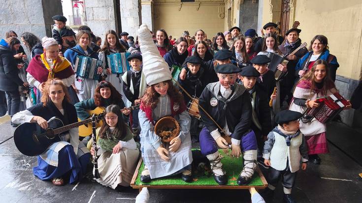 Kalejira herrikoiak alaitu zuen Hernaniko goiza, abenduaren 24an