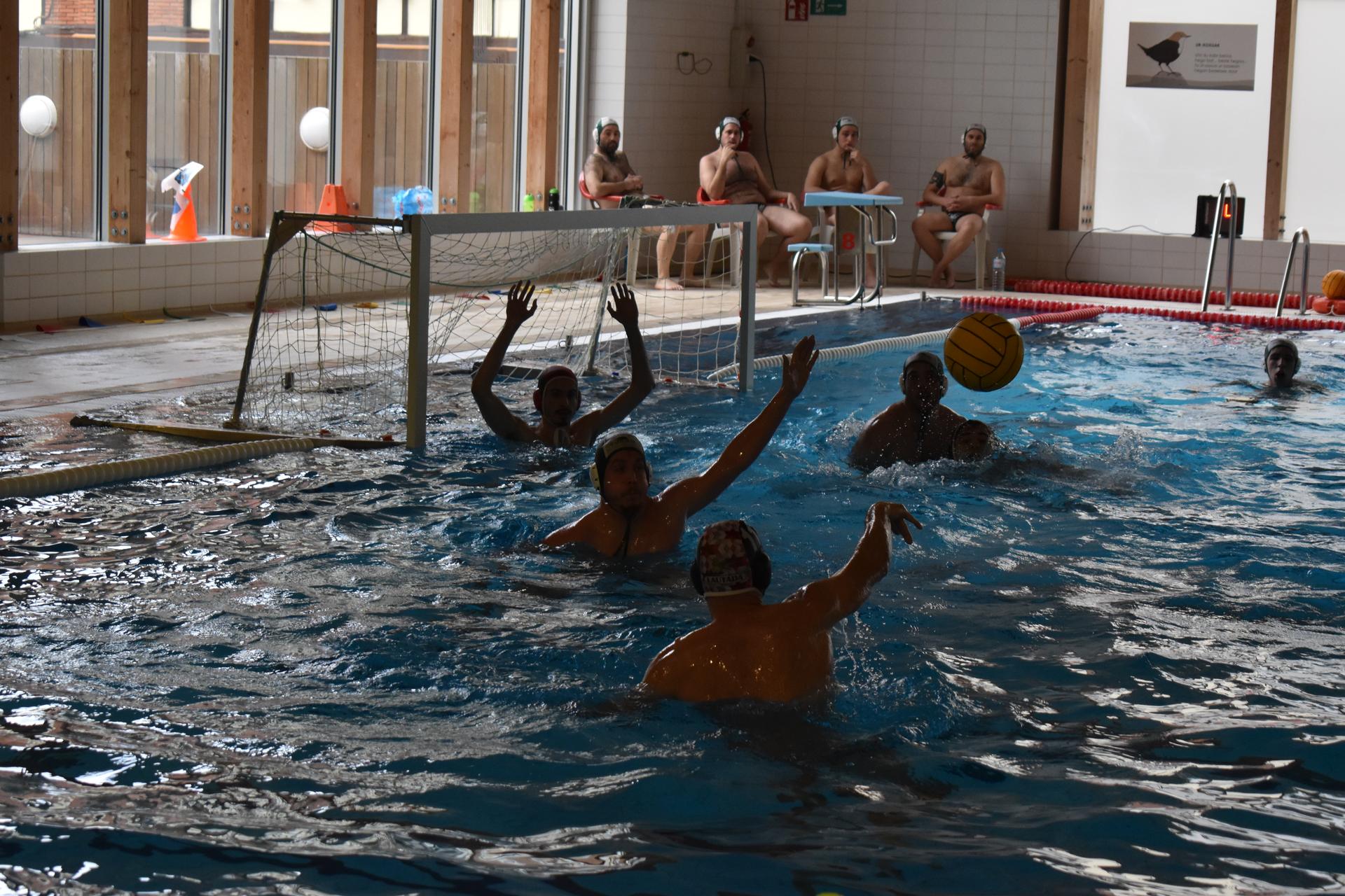 Hernaniko igerilekua itxita egongo da eguerdian, Waterpolo entrenamenduengatik