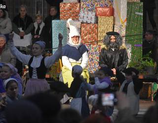 Olentzerori eta Mari Domingiri ongietorria dantzan, hernaniarrek