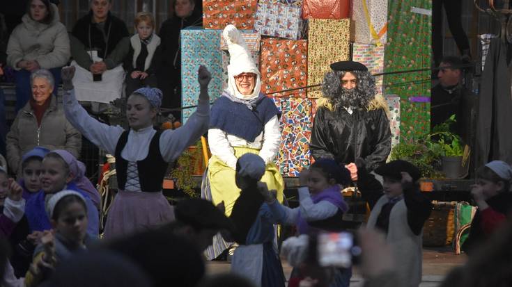 Olentzerori eta Mari Domingiri ongietorria dantzan, hernaniarrek