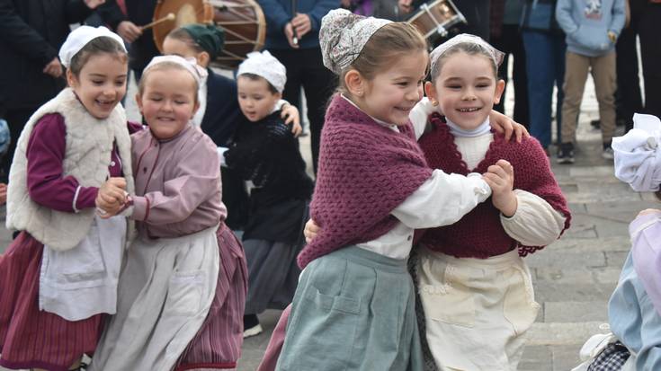 Ttarlako dantzari gaztetxoen kalejira, Kaxkoan barrena