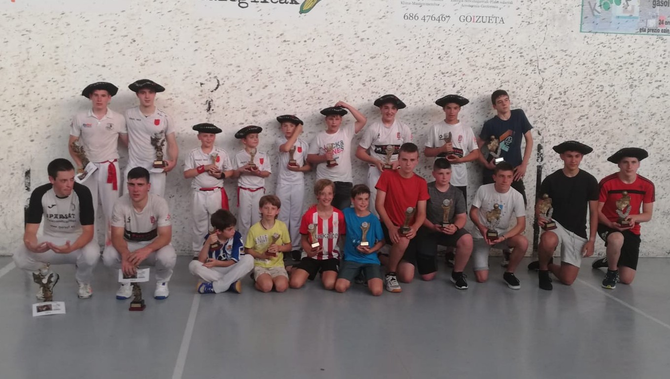 Zazpi txapel jantzi dituzte Urumea bailarako esku pilotariek, Umore Ona Txapelketako finaletan