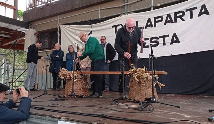 Txalaparta Festako ekitaldi nagusia egingo dute gaur eguerdian Iparragirren, sei txalapartari bikoterekin