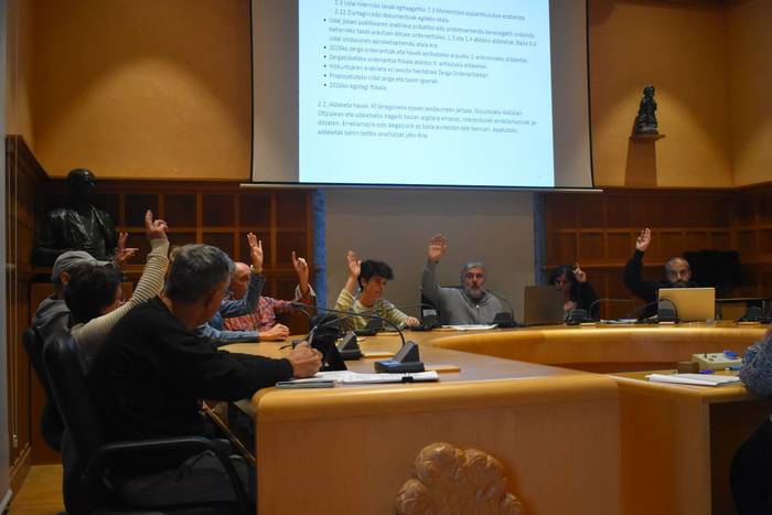 Autobusen inguruko eztabaida protagonista, Astigarragako Plenoan