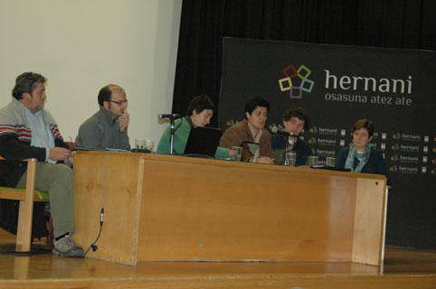 Herritarrei atez ateko zabor bilketari buruzko azalpenak ematen hasi da Udala