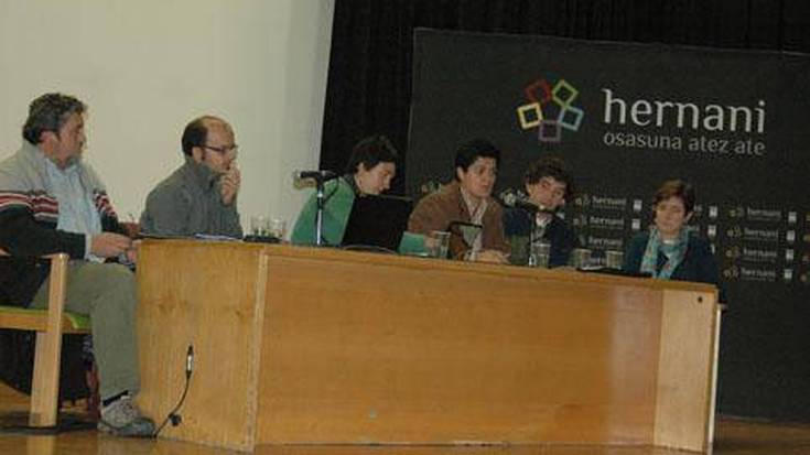 Herritarrei atez ateko zabor bilketari buruzko azalpenak ematen hasi da Udala