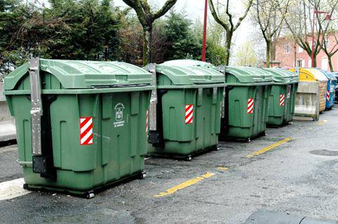 Kaxko elkarteak Atzietako kontainerrak lurperatzeko sinadura bilketa jarri du martxan