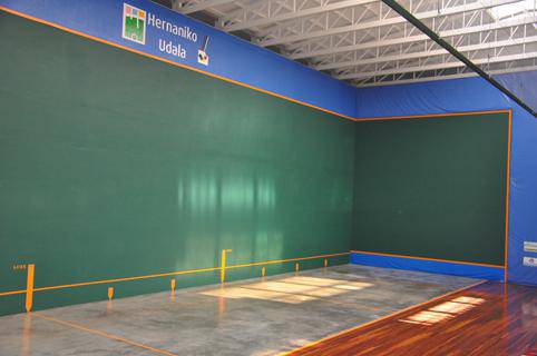 Pintura eta sare berria, kiroldegiko frontoiak