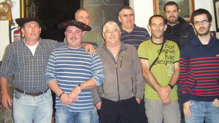 Manueltxo eta Patxi irabazle, Ereñotzuko mus txapelketan.