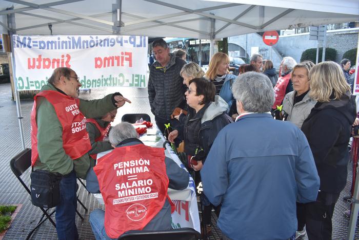 Firma bilketa gaur bi lekutan; Plaza Berrin eta kiroldegi parean