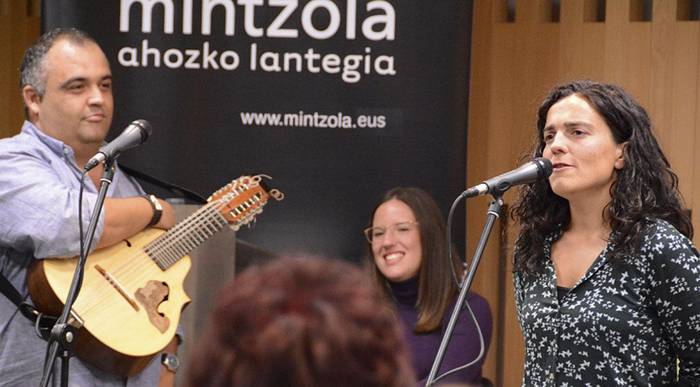 Bertsolari, cantadore, denbeja eta glosadoreak Biterin, inprobisatzaileen topaketan