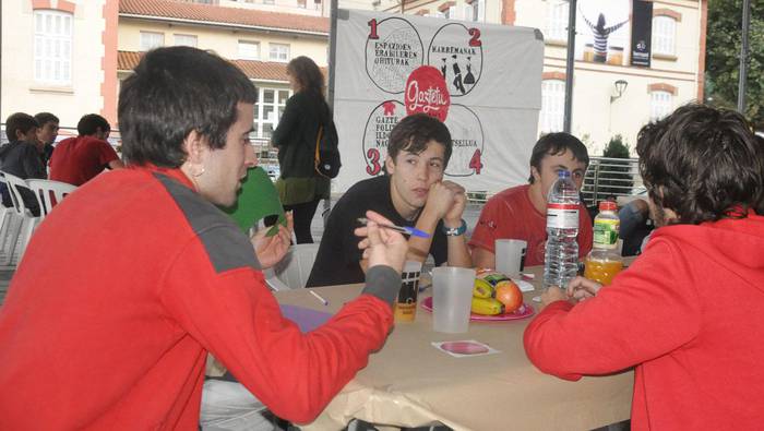 Bigarren saioa bihar, gazteen arteko harremanez