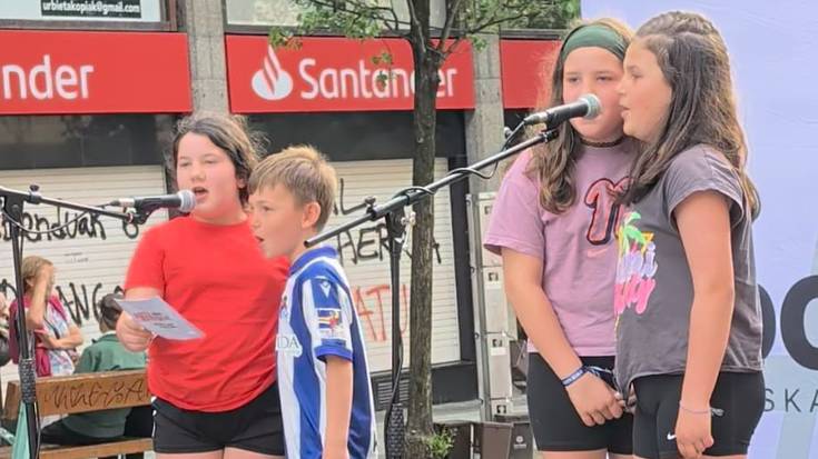 Giro ederrean banatu zituzten Bota Bertsoa! lehiaketaren sari xelebreak