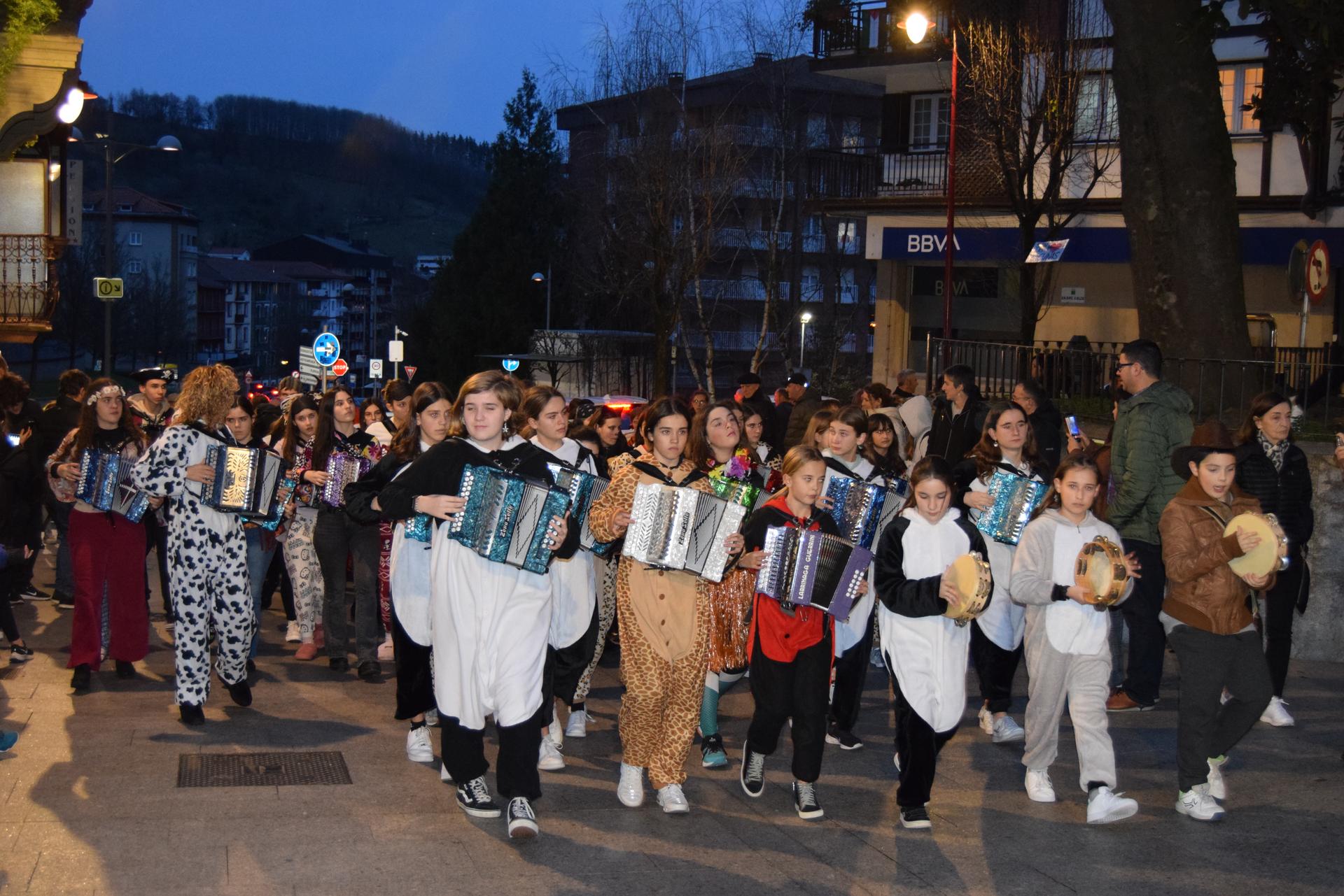 Kalejira gaur, musika eskolako ikasleek