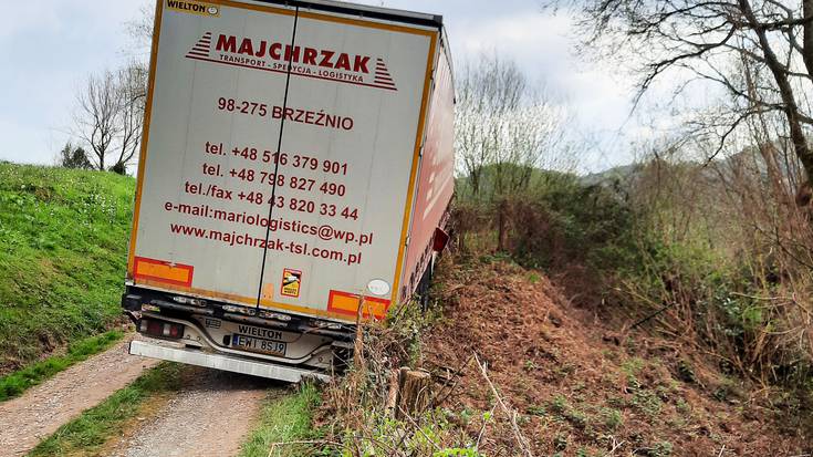 Kamioi bat trabatuta gelditu da, Astigarragako Larraburu baserriko bidetik